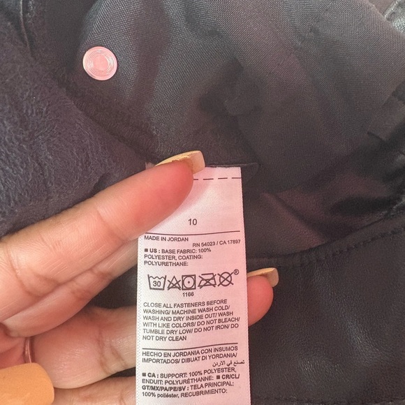 Old Navy Black Cropped Faux Leather Pants - Picture 4 of 4